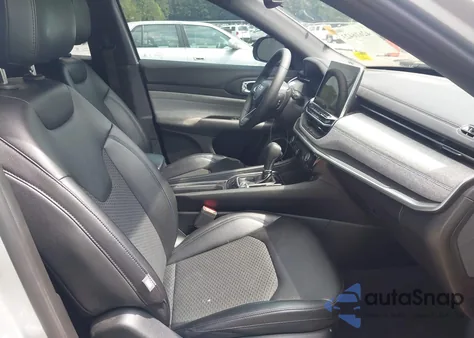 2024 Jeep Compass Latitude 4X4 z USA, uszkodzony, nr VIN 3C4NJDBN8RT161182